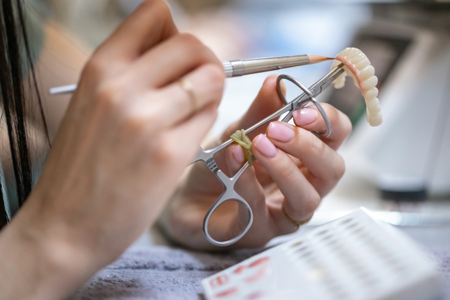 Profissional trabalhando em uma prótese dentária