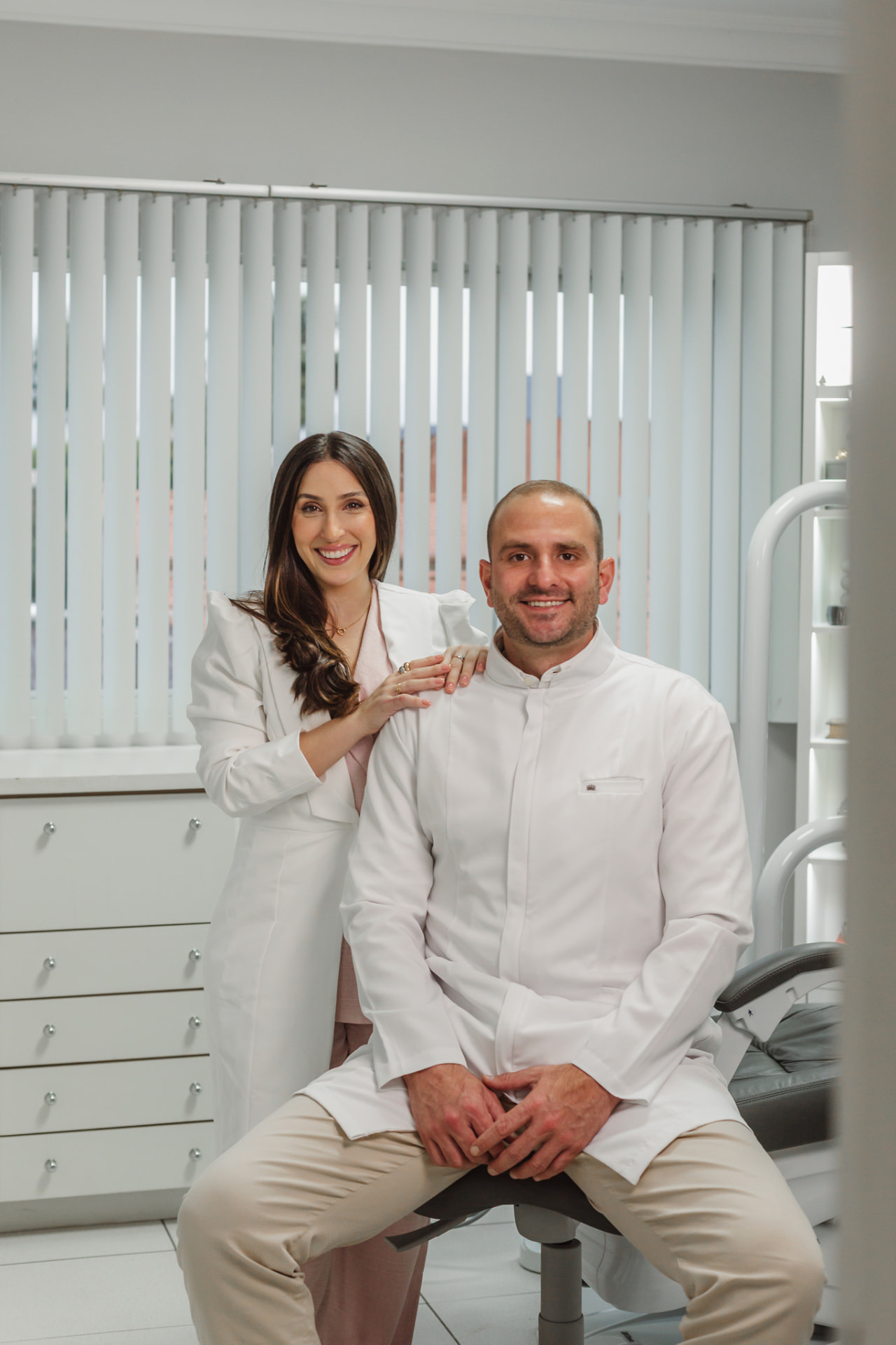 Dra. Lunna e Dr. Hassan de jaleco na Vitale Odontologia